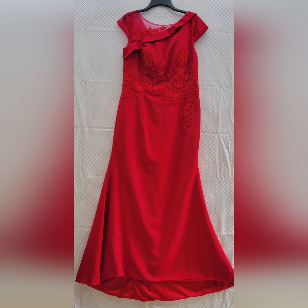 LT Lanting Bridge Red Evening Gown Size S NWT Mesh Floral Lace Appliqué Formal